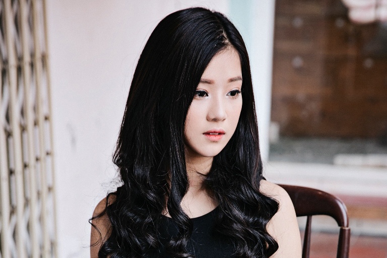 Hoang Yen Chibi bi nguoi yeu bo roi trong MV hinh anh