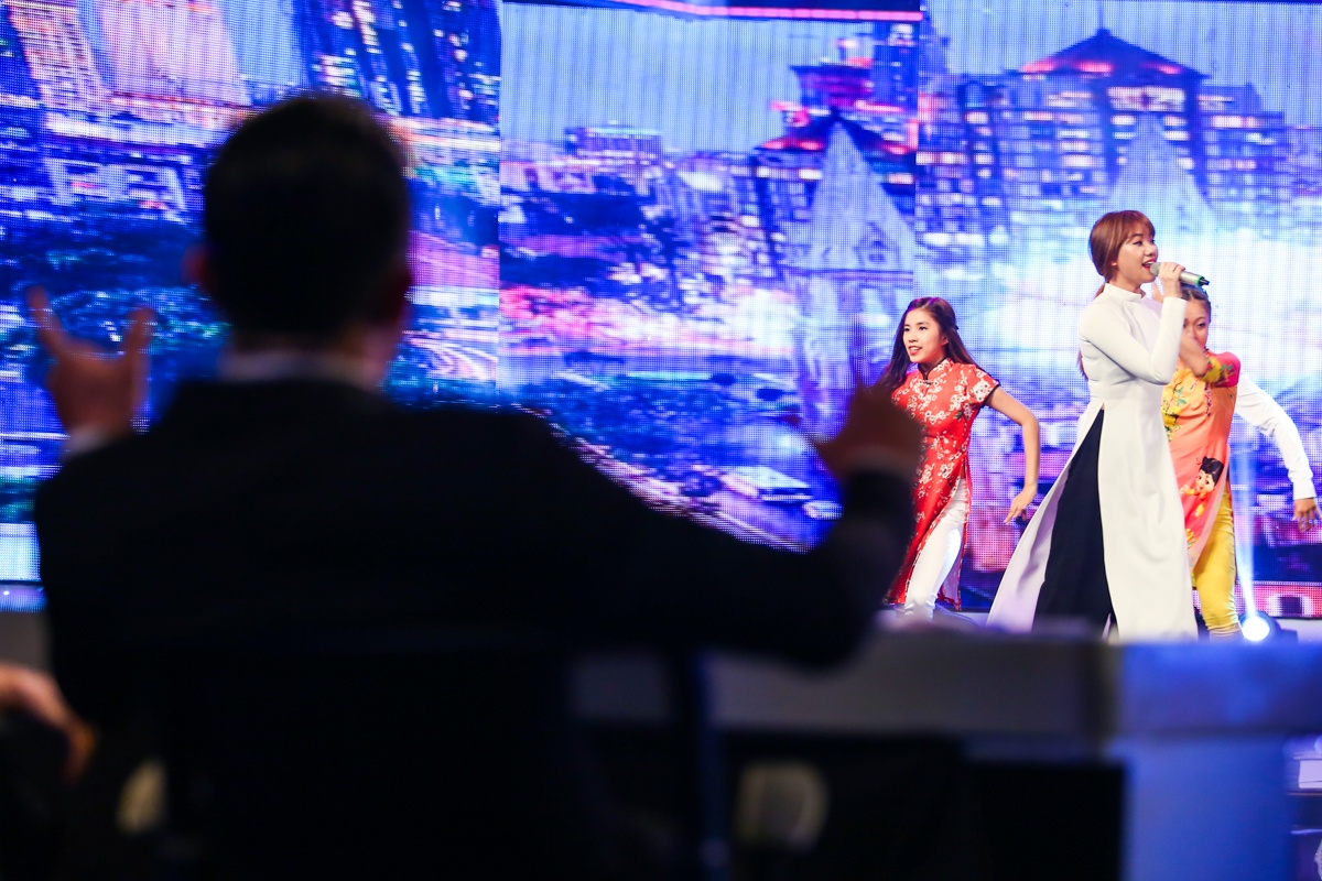 Tran Thanh xem Hari Won bieu dien anh 4