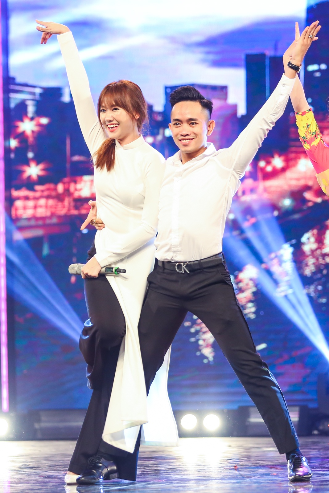 Tran Thanh xem Hari Won bieu dien anh 2