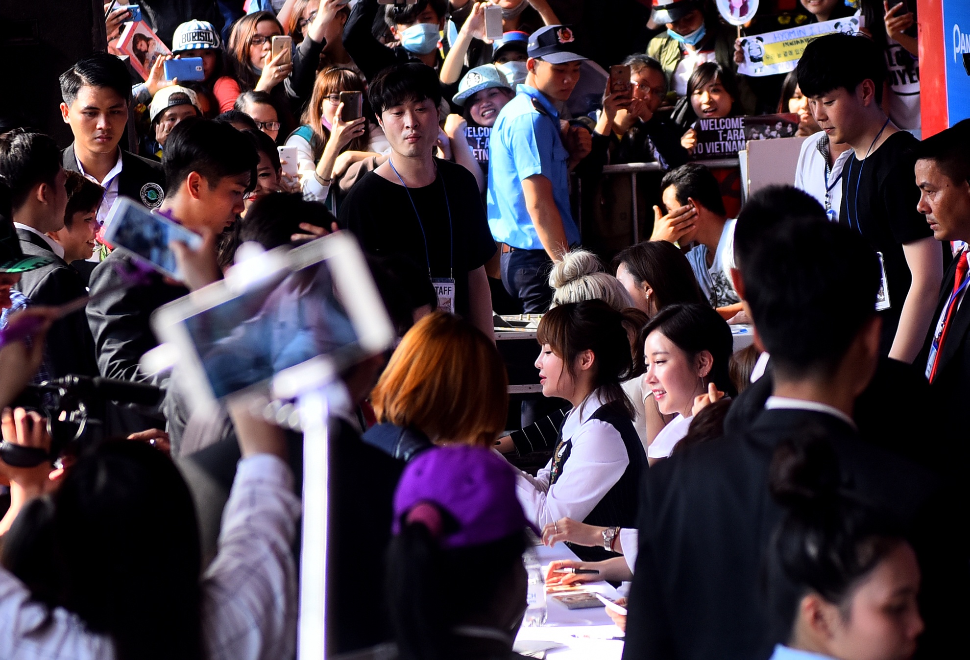 Fan T-ara gay tac nghen duong pho anh 6