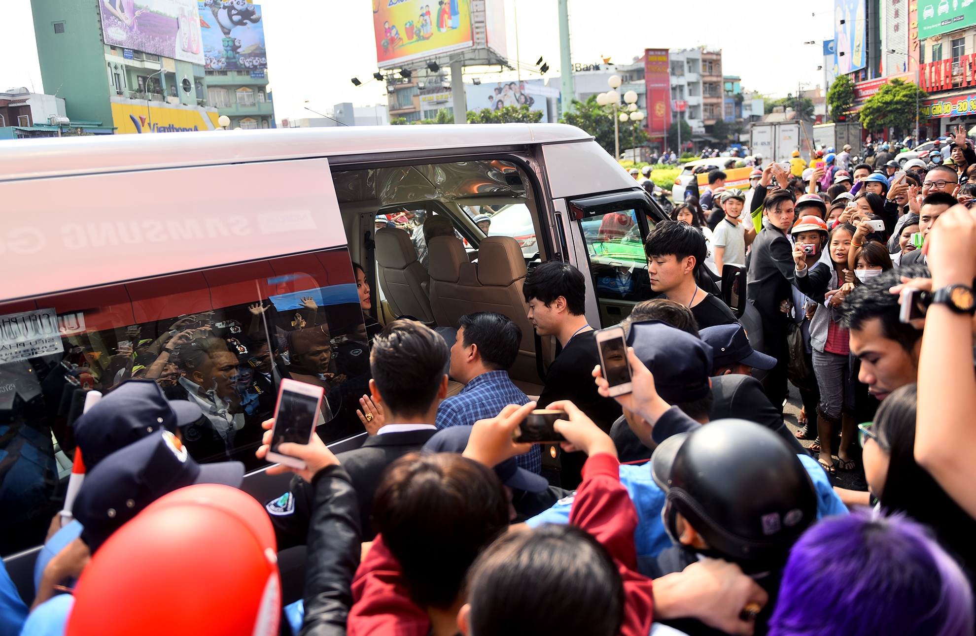 Fan T-ara gay tac nghen duong pho anh 1