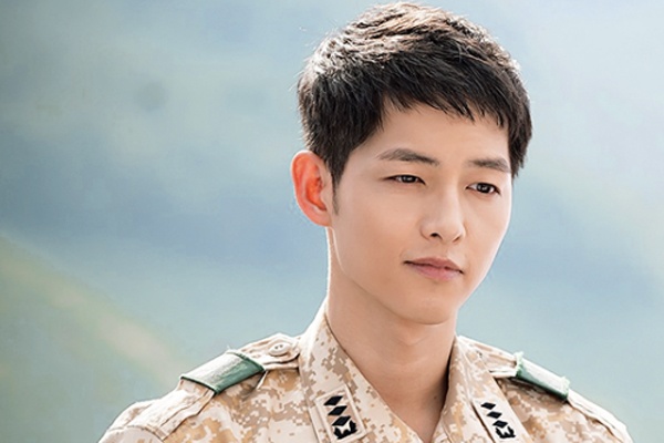 Song Joong Ki ngoai doi khac xa trong 'Hau due mat troi' hinh anh