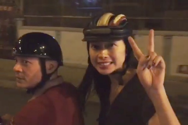 Dao dien 'King Kong' di xe may cung Ngo Thanh Van hinh anh