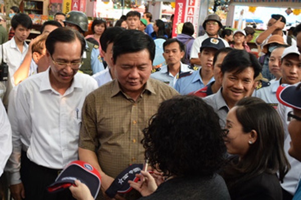 Bi thu Dinh La Thang tham Hoi sach TP HCM hinh anh