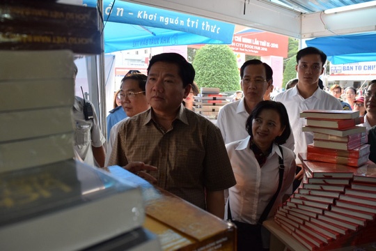 Bi thu Dinh La Thang tham hoi sach anh 2