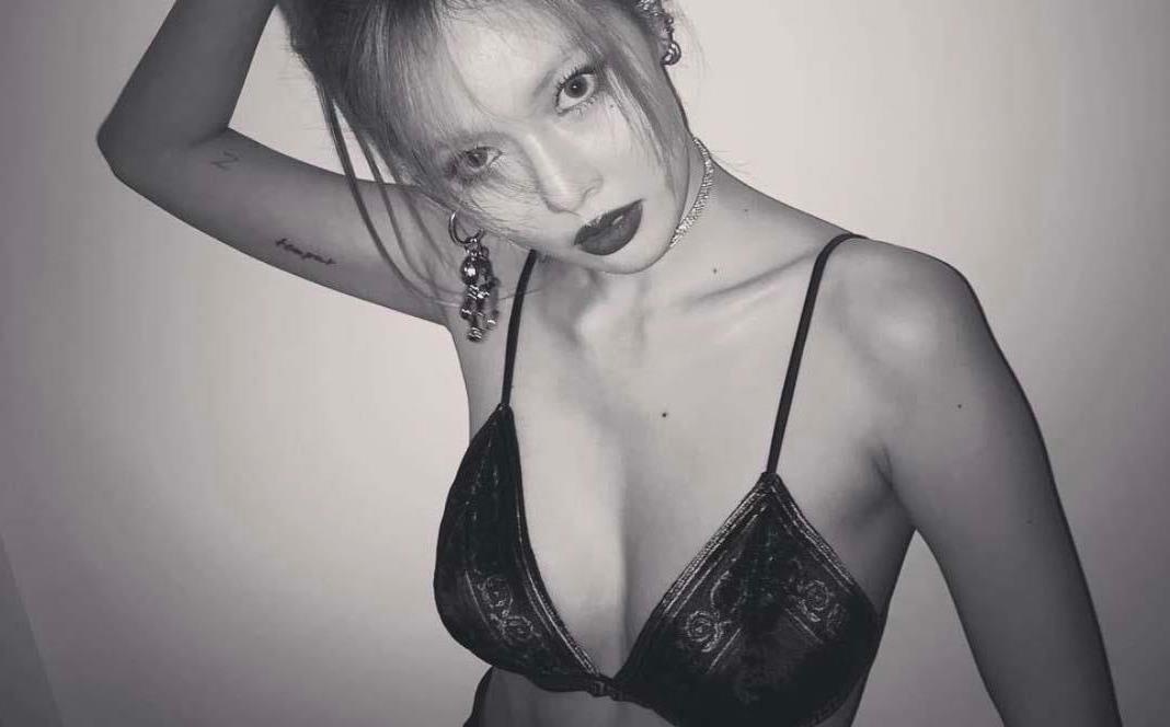 HyunA ho henh khi bieu dien tren san khau hinh anh