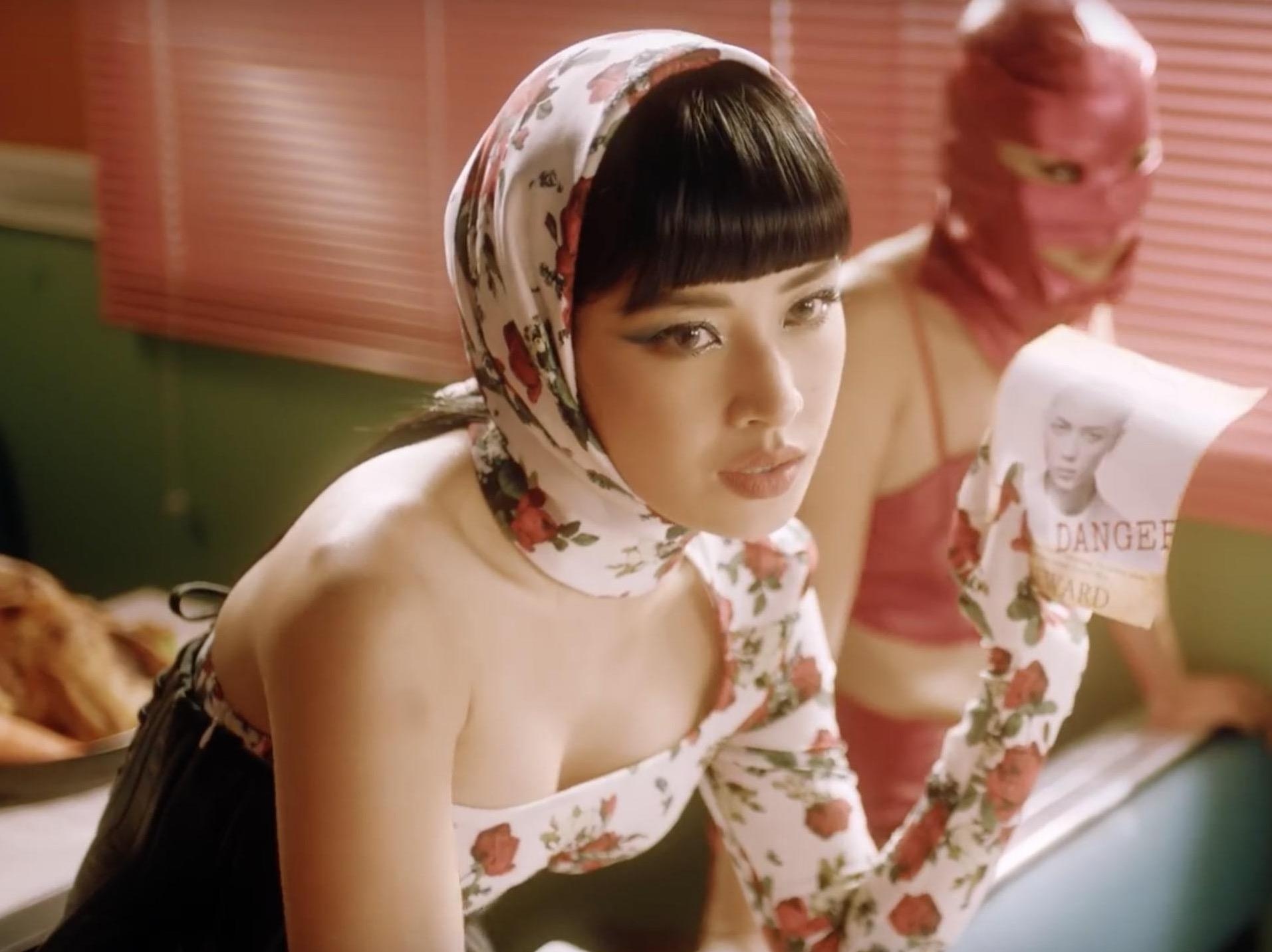 Chi Pu gay tranh cai ve trang phuc tao bao trong MV 'Em noi anh roi' hinh anh