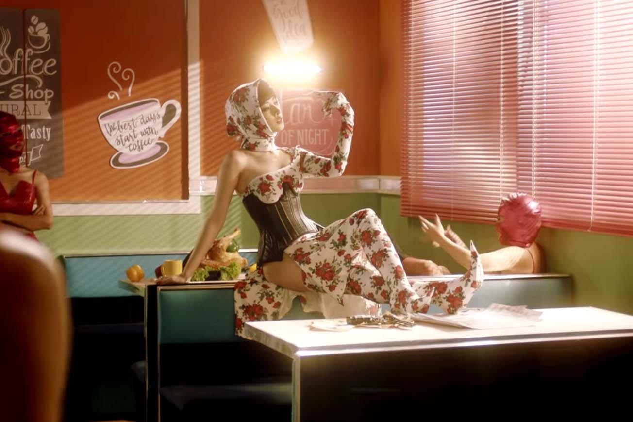 thoi trang cua Chi Pu trong MV Em Noi Anh Roi anh 2