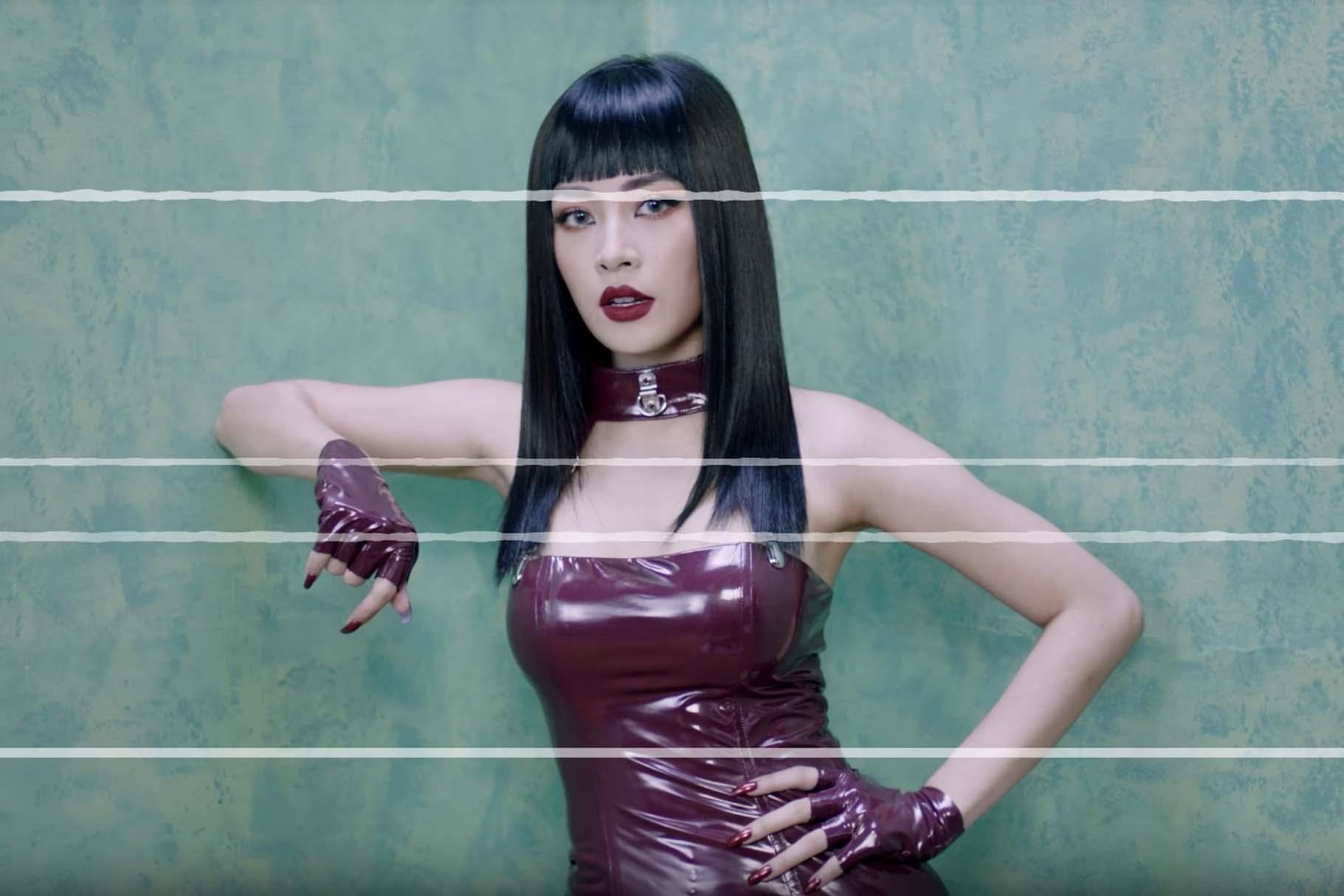 Chi Pu gay hoang mang voi trang phuc trong MV 'Em noi anh roi' hinh anh