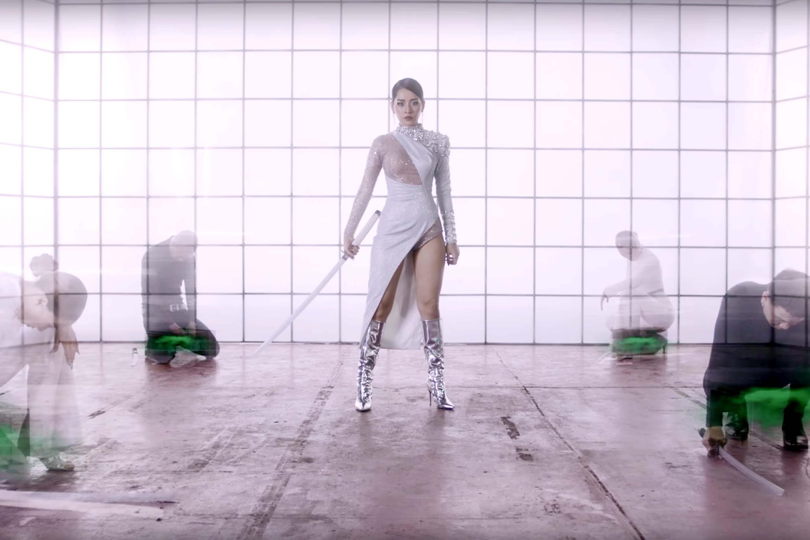 thoi trang cua Chi Pu trong MV Em Noi Anh Roi anh 6