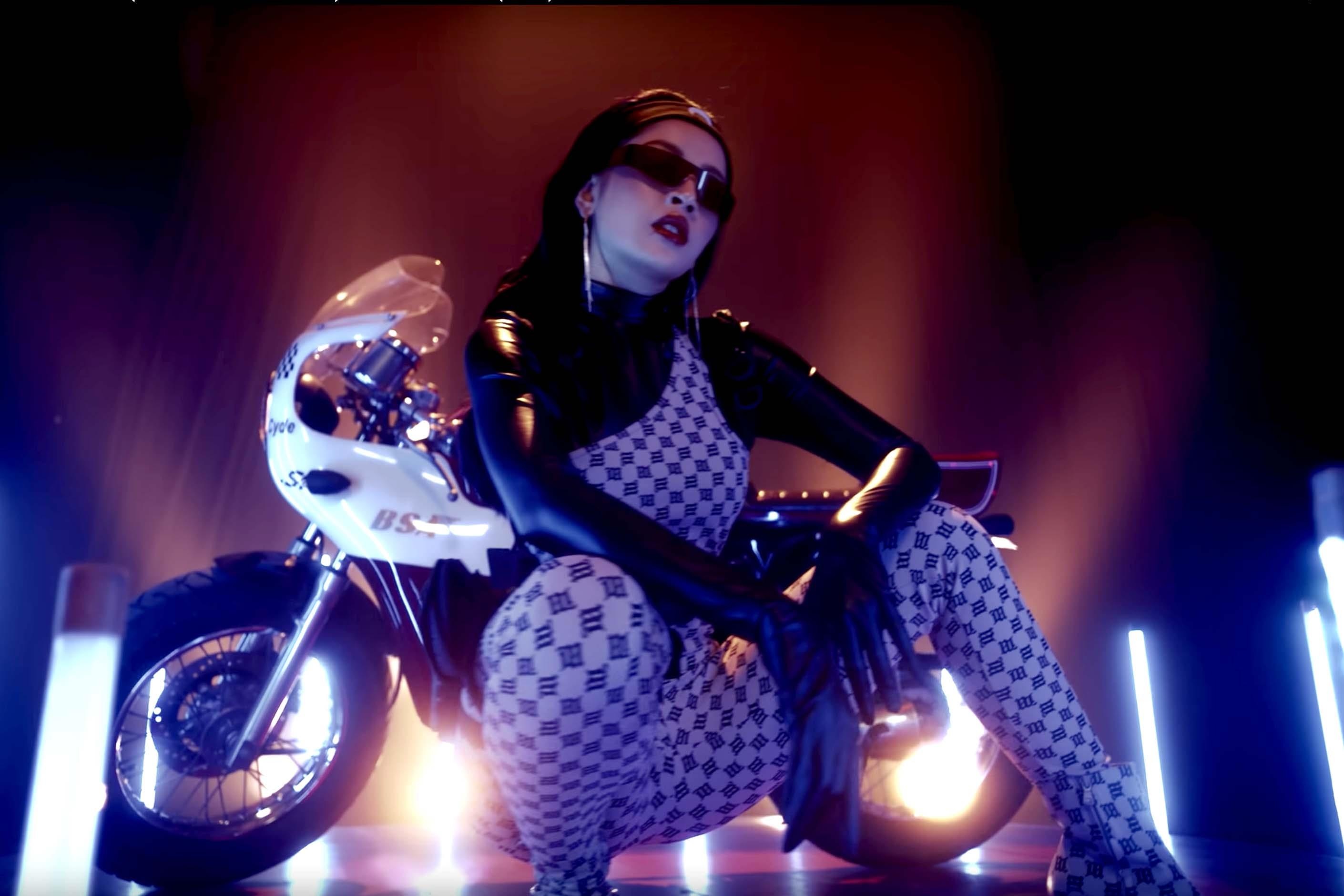 thoi trang cua Chi Pu trong MV Em Noi Anh Roi anh 7