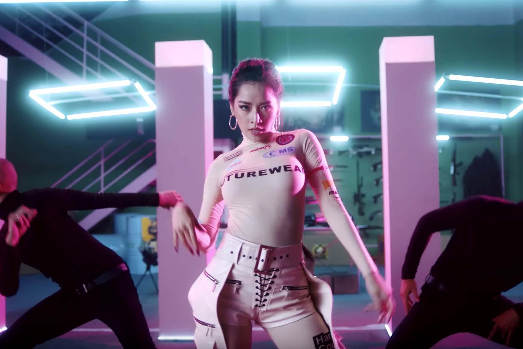 thoi trang cua Chi Pu trong MV Em Noi Anh Roi anh 5