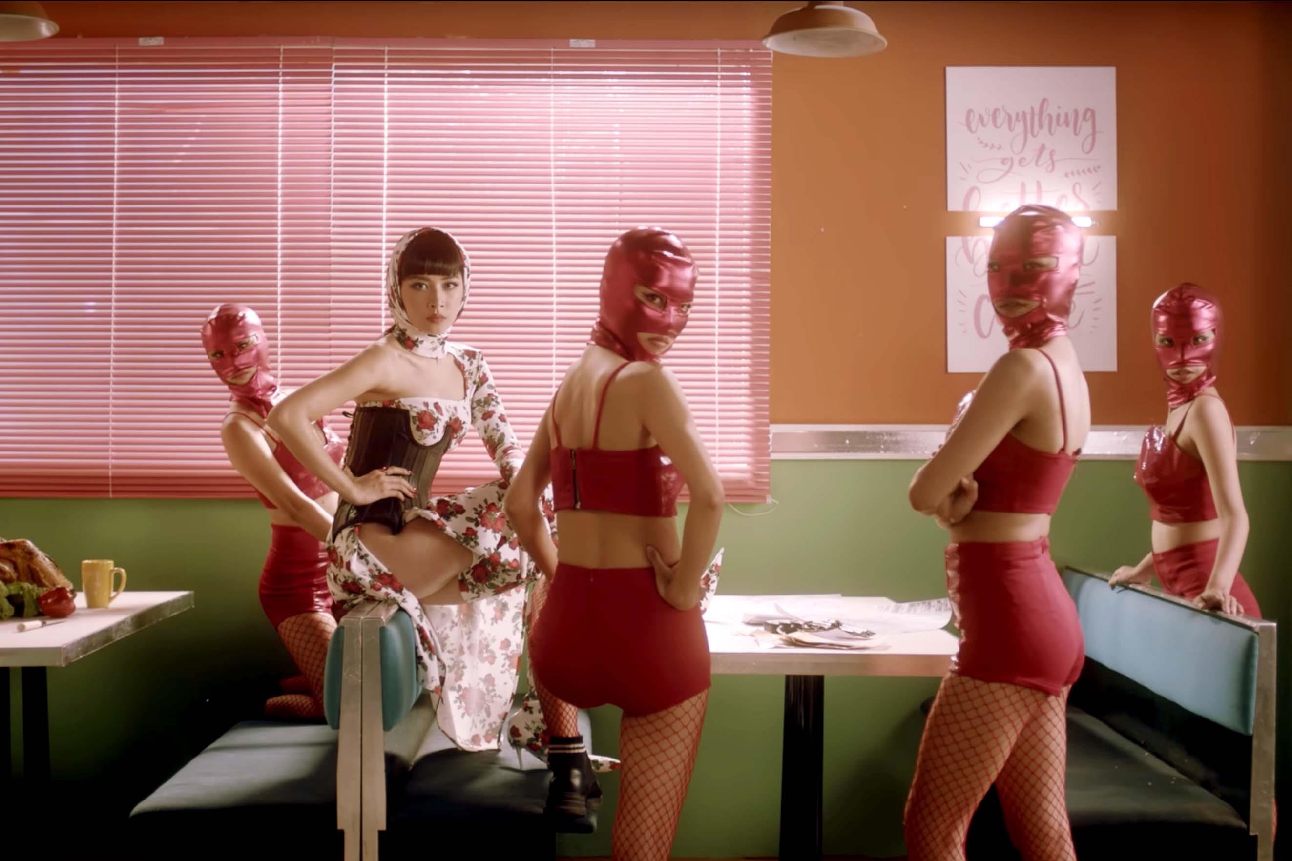 thoi trang cua Chi Pu trong MV Em Noi Anh Roi anh 1