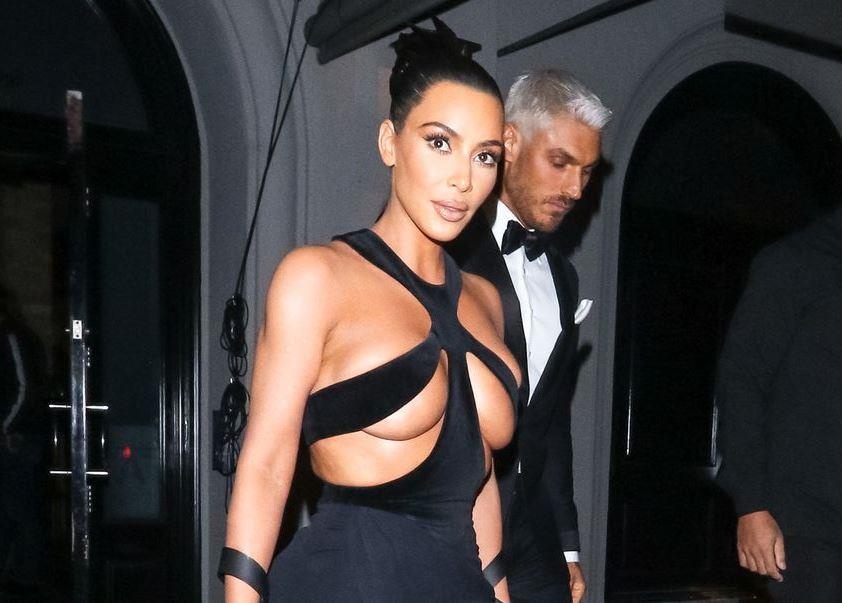 Kim Kardashian mac tham hoa anh 2