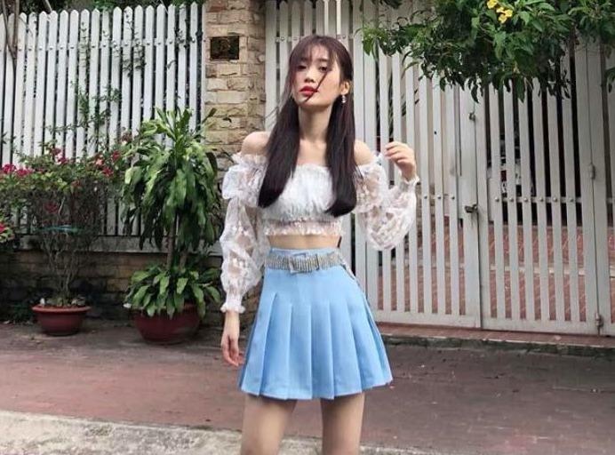 Han Sara bi che khi dien ao crop top, vay ngan lo than hinh qua gay go hinh anh