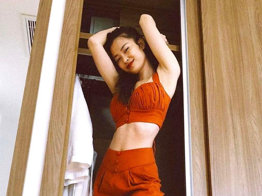 Dong Nhi di dau cung chuong mac ao crop top khoe eo thon hinh anh