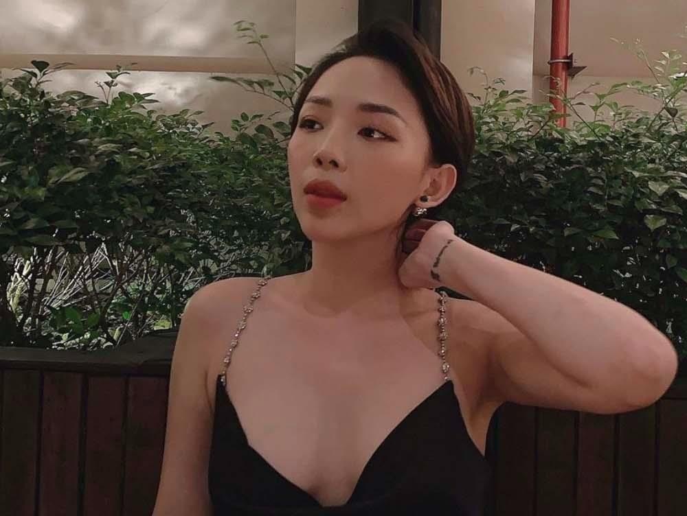 Toc Tien dien vay khoe vong mot, Ky Duyen bong dung mac kin dao hinh anh