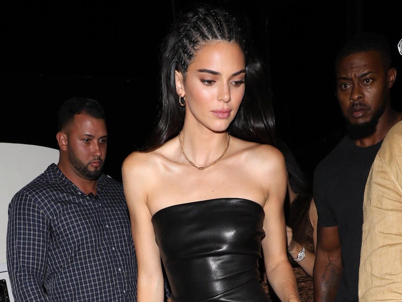 Kendall Jenner dien do da bong, xach tui ti hon khi di an cung chi em hinh anh