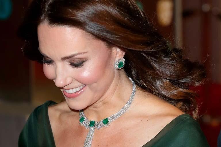 Vi sao Cong nuong Meghan, Kate khong deo kim cuong truoc 6h toi? hinh anh