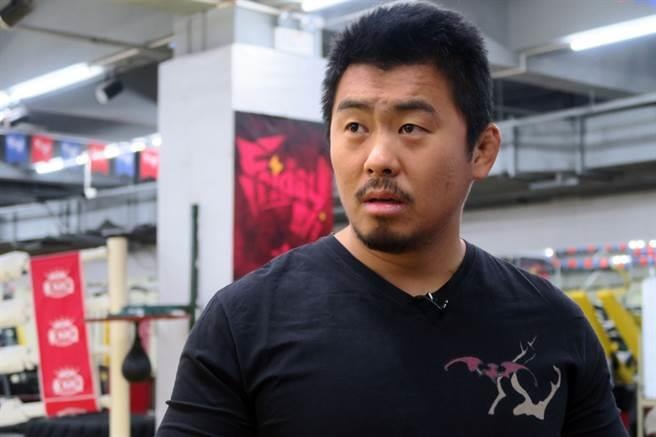 Tu Hieu Dong nhac dai su Thai cuc quyen dung bo chay khi giao dau hinh anh