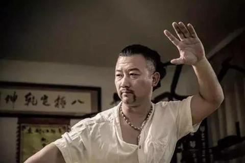 Cao thu Bat Cuc chi trich Nguy Loi mac benh ngoi sao hinh anh