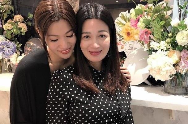 My nhan 'Loc dinh ky' khoe bung bau sap sinh o tuoi 43 hinh anh