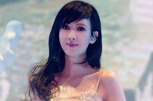 'Bieu tuong sac dep' Chau Hue Man tre trung, goi cam o tuoi 52 hinh anh