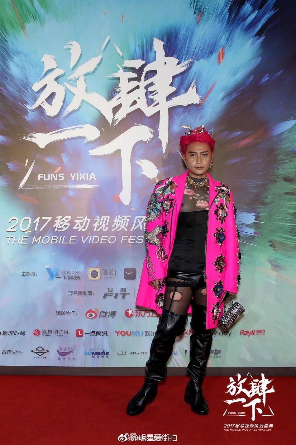 Tran Chi Bang,  Tran Chi Bang mang giay cao 20 cm anh 2