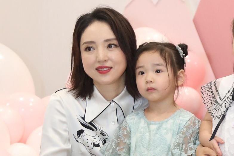 Dong Tuyen tuoi tan xuat hien sau ly hon Cao Van Tuong hinh anh