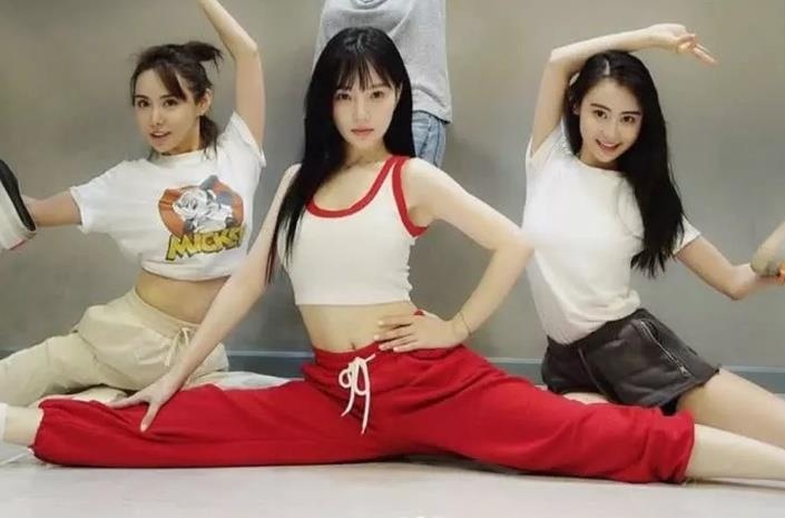 Ly Tieu Lo bi chi trich sau khi dang anh khoe eo thon hinh anh