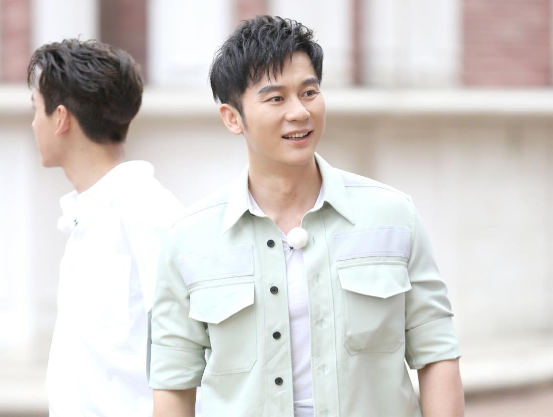 Ly Than uong ruou thau dem sau khi chia tay Pham Bang Bang hinh anh