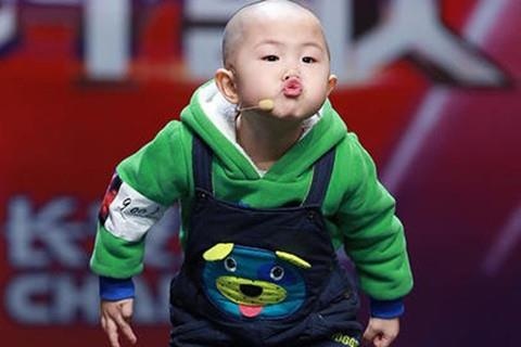 'Than dong vu dao Trung Quoc' bo be viec hoc, mai me kiem tien hinh anh