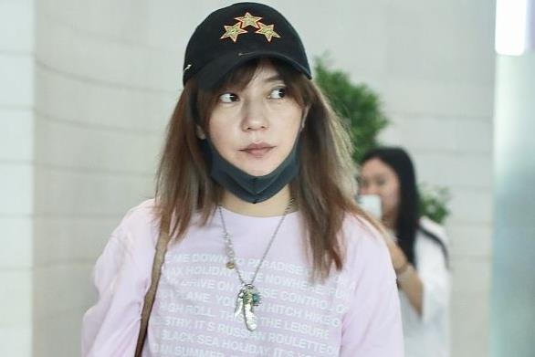 Trieu Vy tu tin de mat moc, bi nhan xet kem sac hinh anh