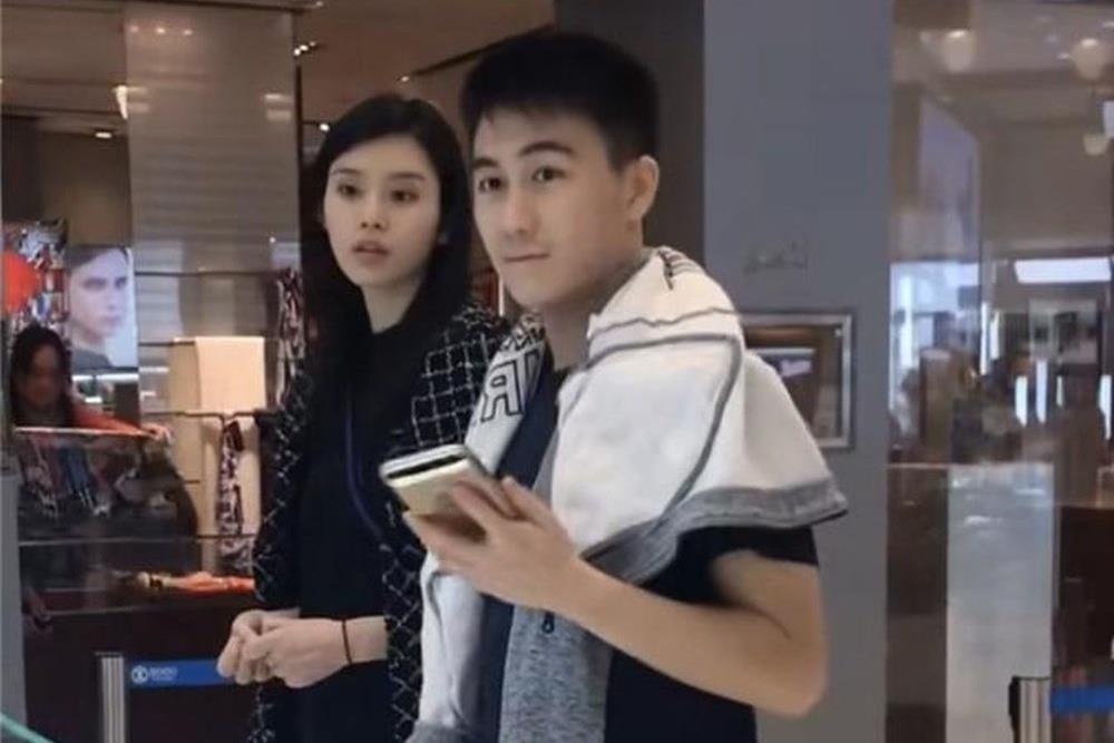 Chong He Mong Dao bi bat gap vui ve ben gai la o quan bar hinh anh