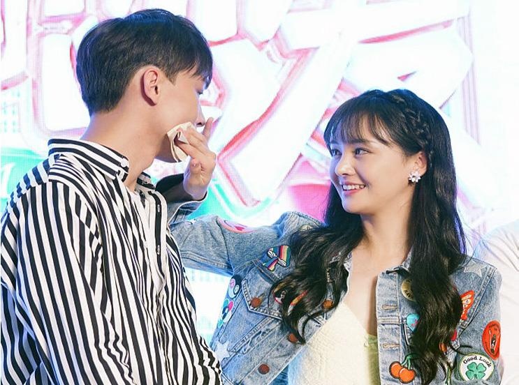 Trinh Sang cham soc ban trai giua on ao chia tay hinh anh