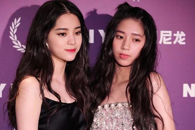 Au Duong Na Na xuat hien ben em gai, bi nhan xet khac biet ngoai hinh hinh anh