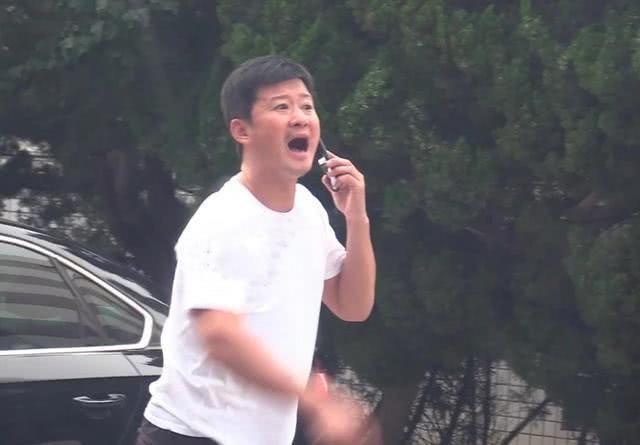 Sao vo thuat Ngo Kinh lon tieng quat tai xe giua pho hinh anh