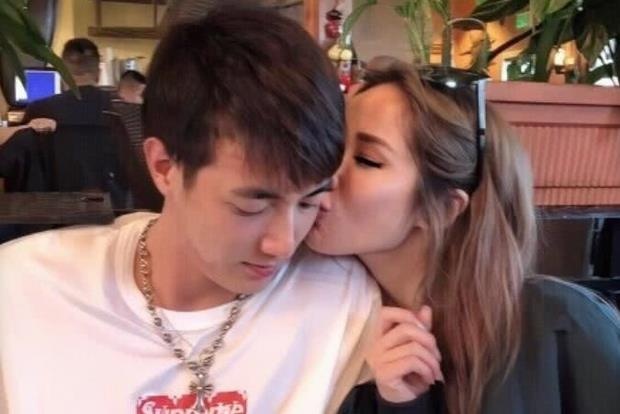 Tieu A Hien - my nhan Dai Loan thuong yeu ban trai kem nhieu tuoi hinh anh