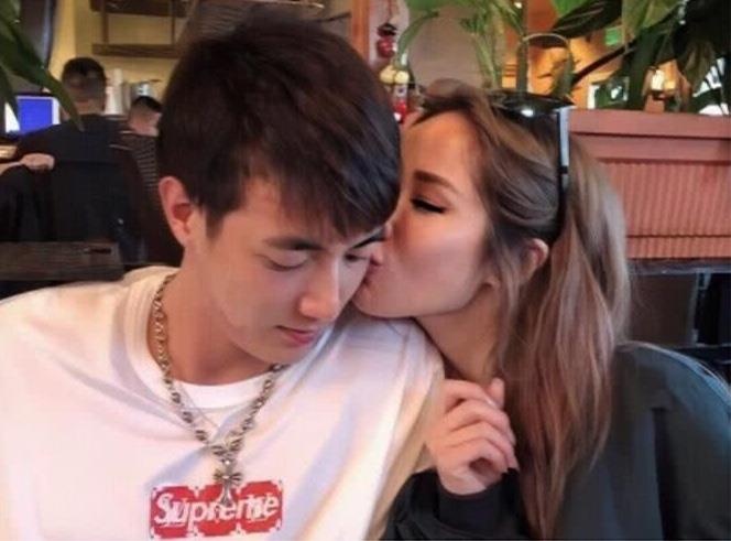 Nu diva Dai Loan au yem ban trai kem 16 tuoi tren pho hinh anh