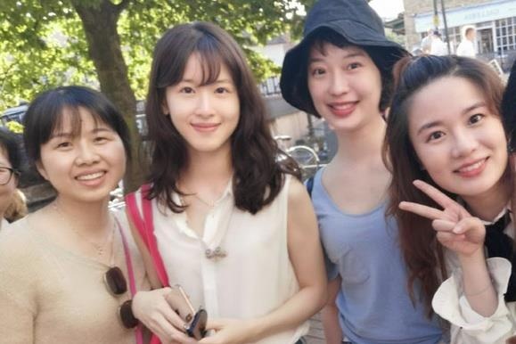 'Hot girl tra sua' tu tin khoe mat moc tren pho hinh anh