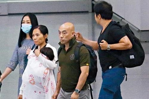 Luu Duc Hoa mang theo doi ve si va bao mau de cham soc vo con hinh anh