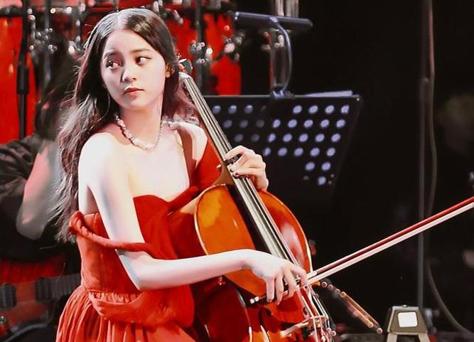 My nhan 19 tuoi Dai Loan gap su co trang phuc tren san khau hinh anh