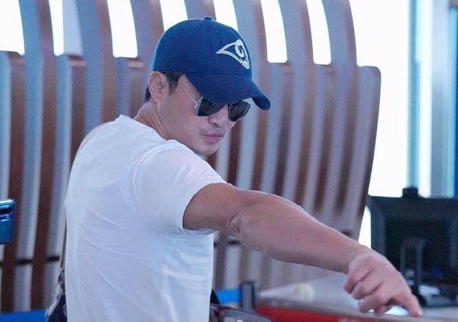 Ngo Kinh xua duoi, noi gian voi phong vien o san bay hinh anh