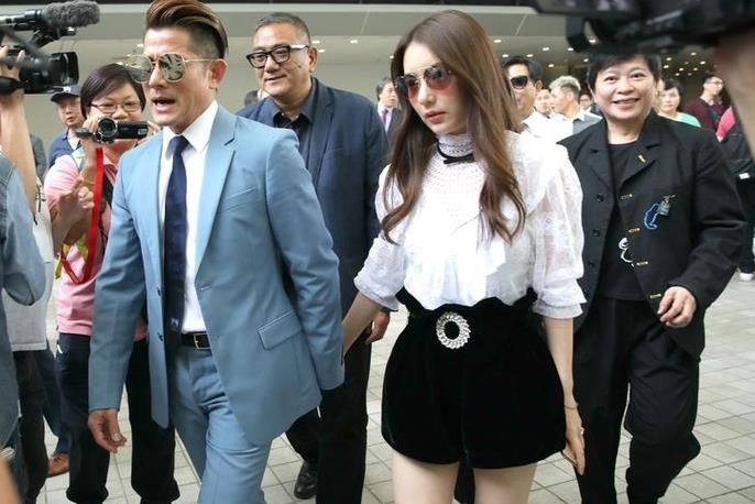 Thien vuong Quach Phu Thanh nam tay vo tre di xem dua ngua hinh anh