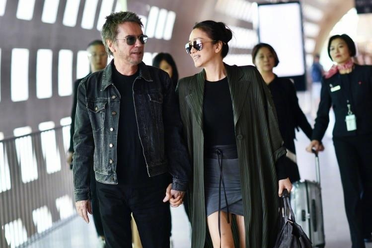 Cung Loi xuat hien ben chong 71 tuoi tai san bay hinh anh