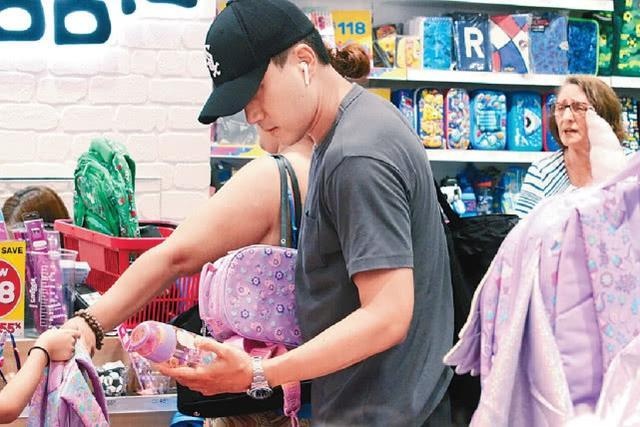 Luu Khai Uy mua sam do dung cho con gai tai Hong Kong hinh anh