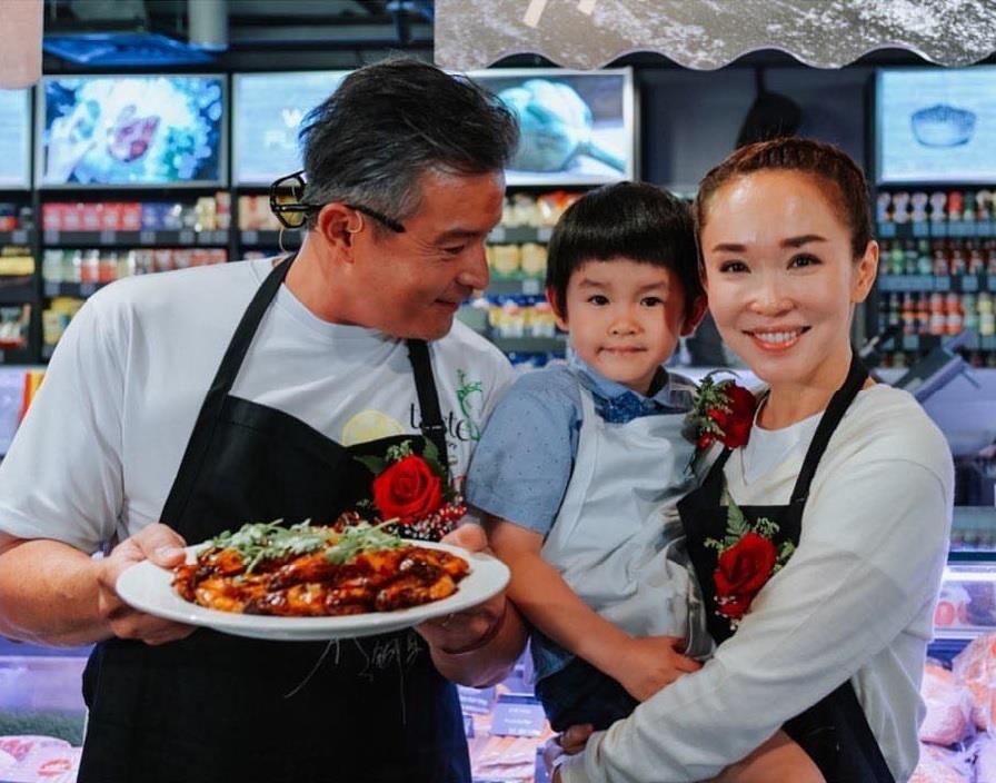 Vo chong Pham Van Phuong - Ly Minh Thuan dua con trai di du su kien hinh anh