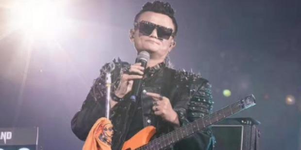 Ty phu Jack Ma hat rock trong le ky niem 20 nam thanh lap Alibaba hinh anh