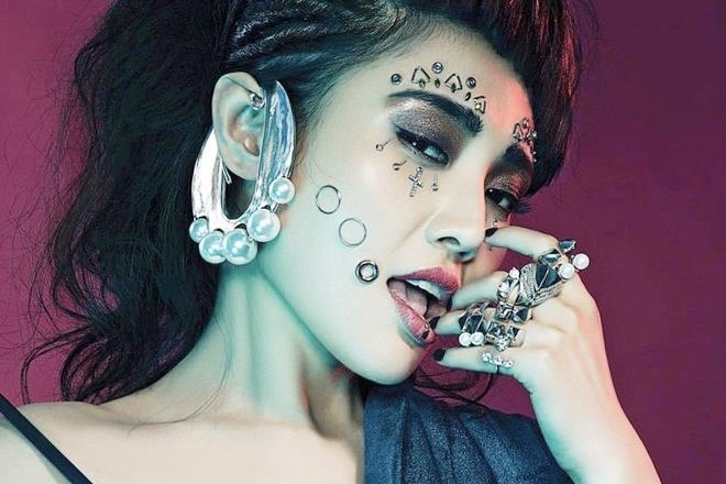 'Tieu Long Nu' Tu Dong Dong gay tranh cai voi hinh anh moi hinh anh