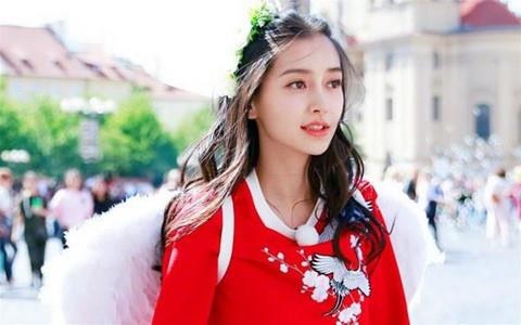 Angelababy cham con mot minh vai thang qua hinh anh